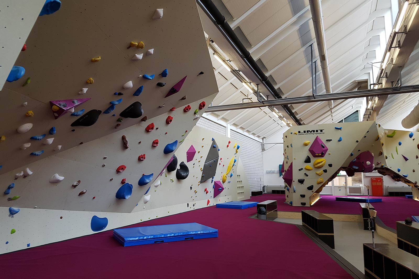 LIMIT swiss climbing systems: Boulderhalle Zug